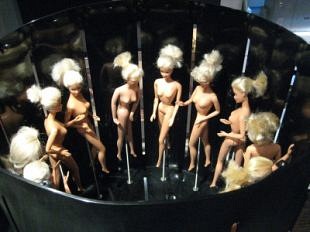 De beroemde Barbiepop in een interactief object