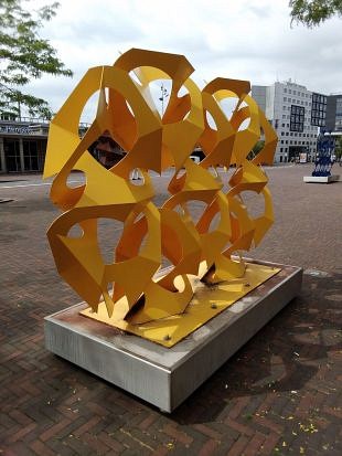 Wiskunstige sculpturen van Rinus Roelofs in Hengelo