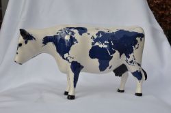 Keramische koe met wereldkaart patroon 